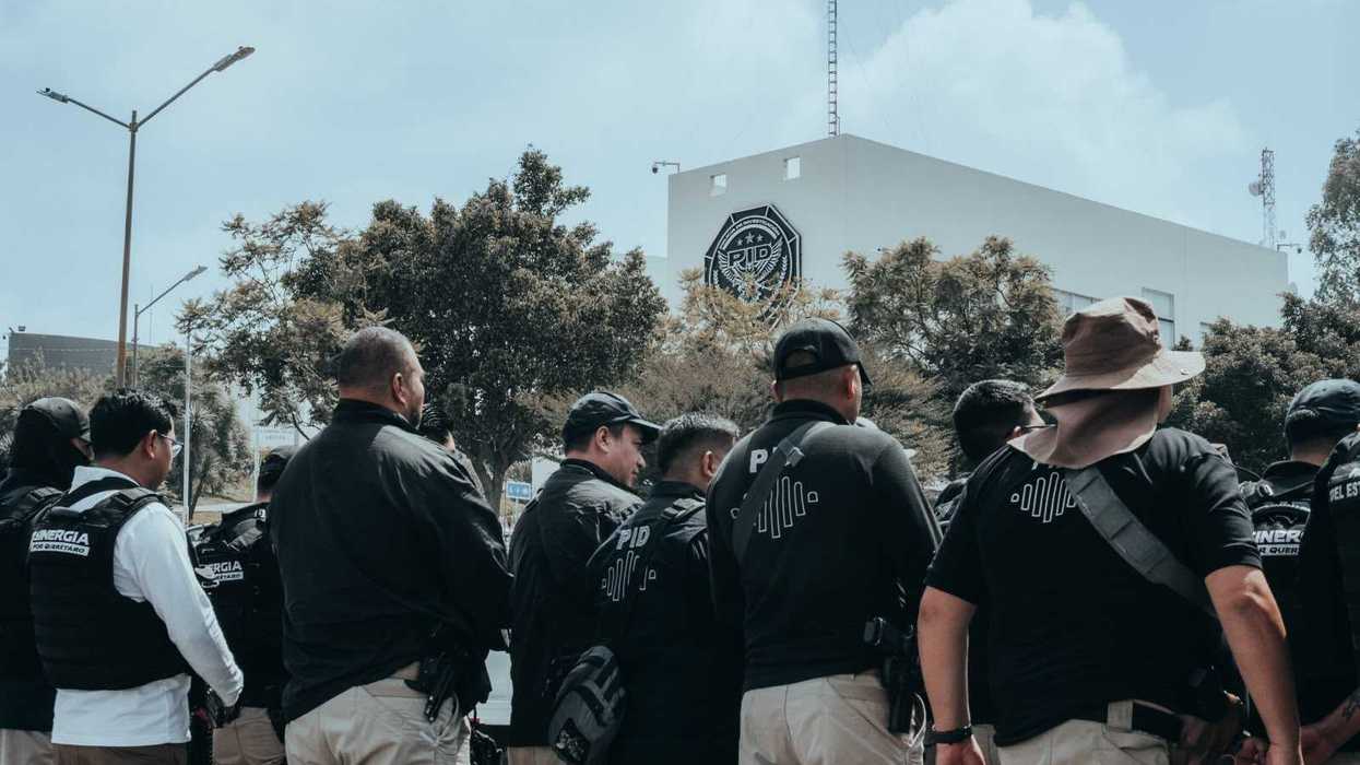 Agentes de la Policía de Investigación del Delito y personal con chalecos Sinergia por Querétaro frente a la sede institucional de la PID durante el despliegue operativo de julio de 2026