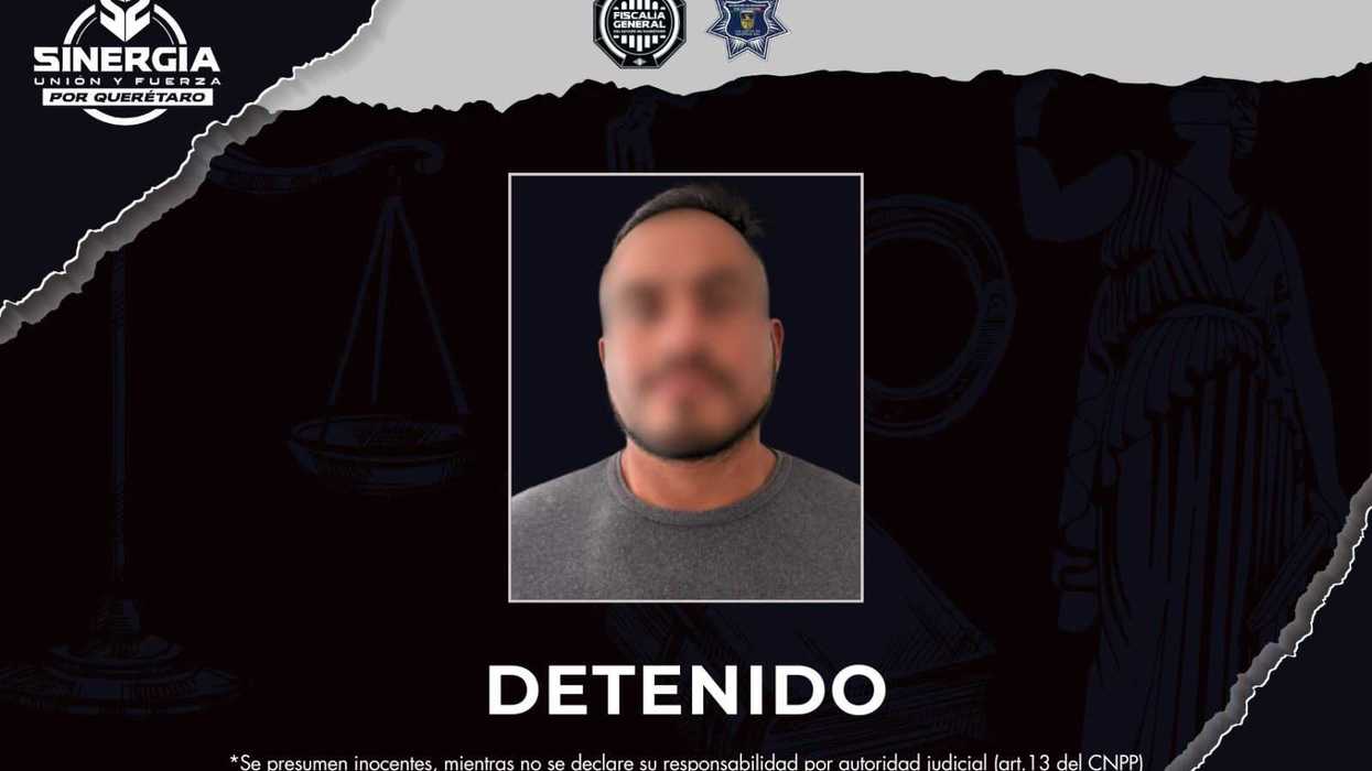 Agentes de la Policía de Investigación durante cateo por violencia familiar en San Juan del Río, Querétaro
