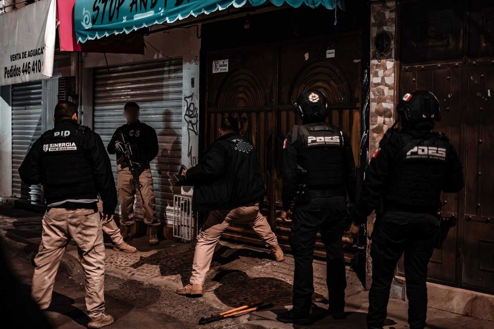 Agentes de PID y PDES posicionados en el acceso a un bar durante operativo nocturno en Quer\u00e9taro