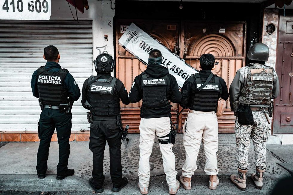Agentes de Sinergia ingresan al interior de un bar durante operativo nocturno en Quer\u00e9taro