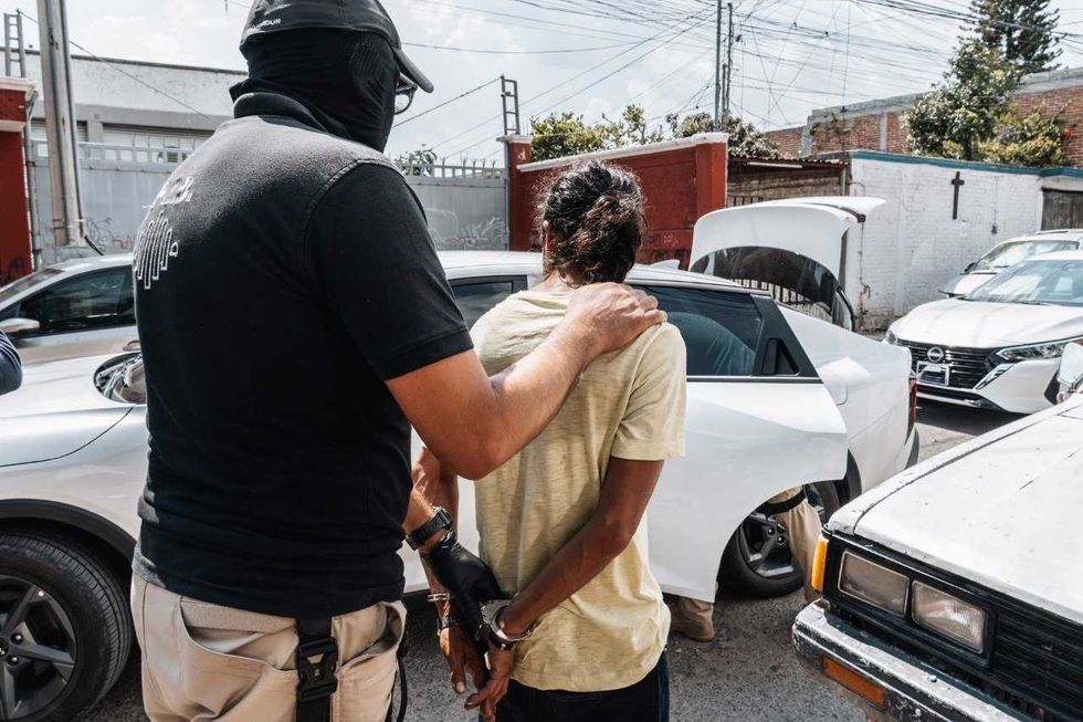 Agentes de Sinergia por Quer\u00e9taro durante diligencias de cateo por delitos contra la salud y trata de personas, agosto 2026
