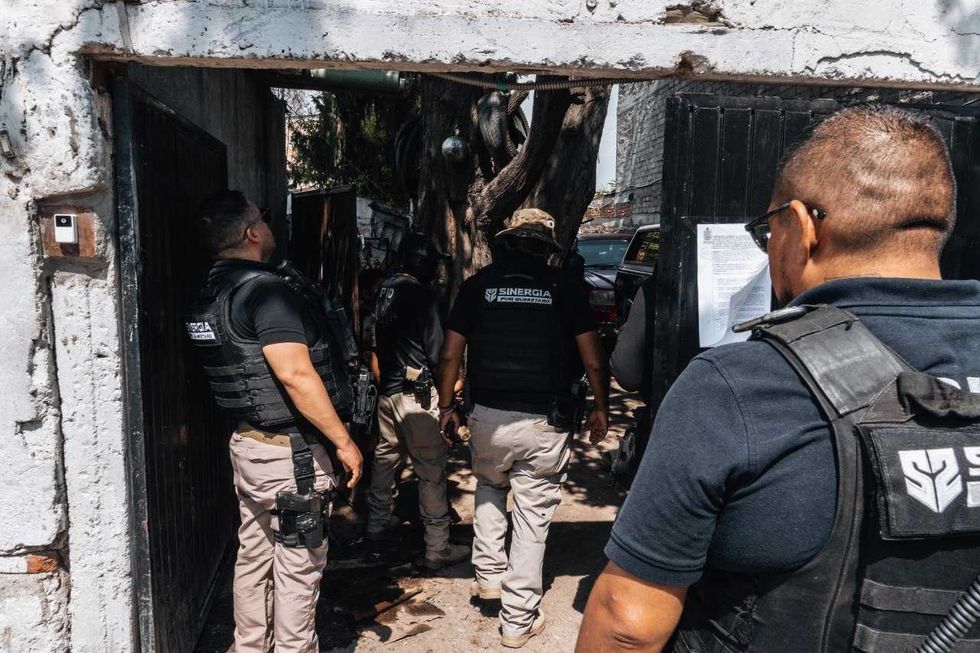Agentes de Sinergia por Quer\u00e9taro durante diligencias de cateo por delitos contra la salud y trata de personas, agosto 2026