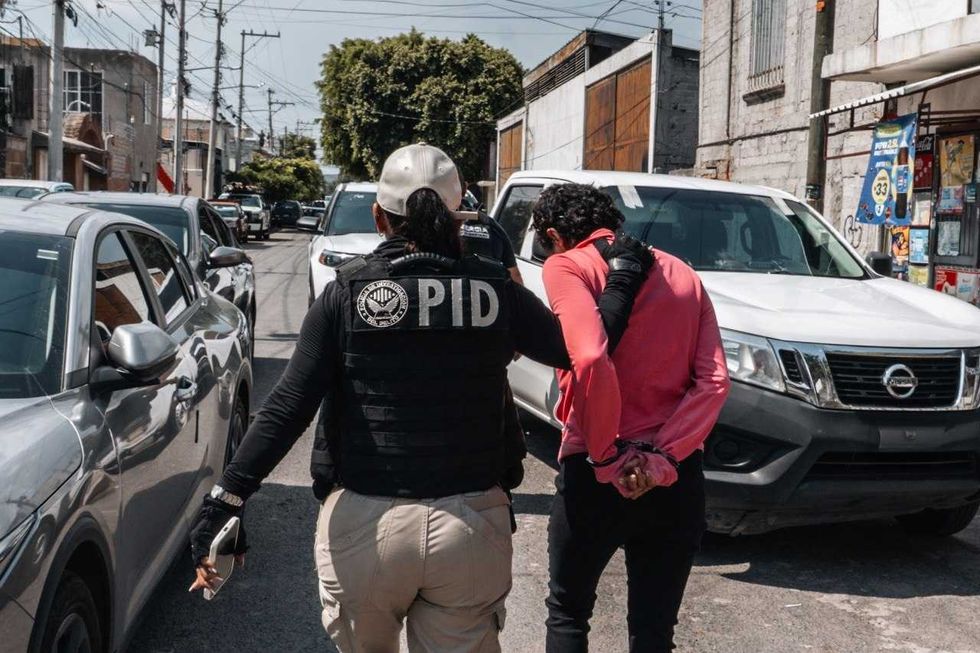 Agentes de Sinergia por Quer\u00e9taro durante diligencias de cateo por delitos contra la salud y trata de personas, agosto 2026