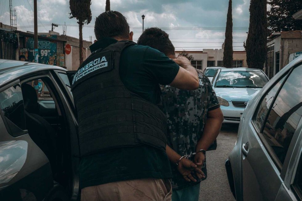 Agentes de Sinergia por Quer\u00e9taro durante diligencias de cateo por delitos contra la salud y trata de personas, agosto 2026