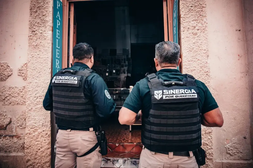 Agentes de Sinergia por Quer\u00e9taro y de la Fiscal\u00eda General ingresan a un inmueble durante un cateo en el Centro