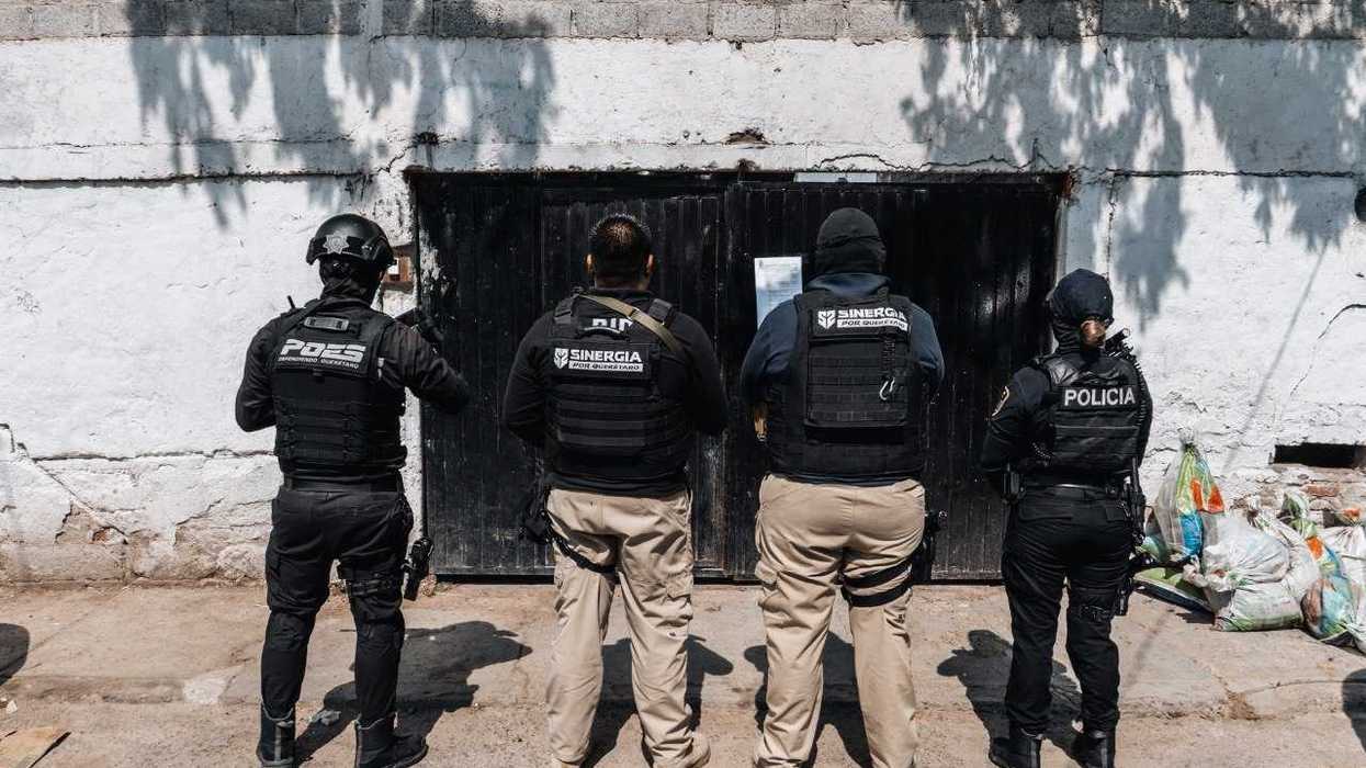 Agentes de Sinergia por Querétaro durante diligencias de cateo por delitos contra la salud y trata de personas, agosto 2026