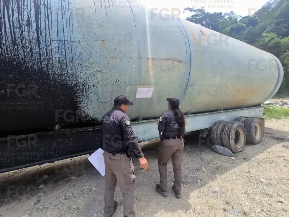 Agentes federales revisan un autotanque asegurado durante un cateo en Chiapas