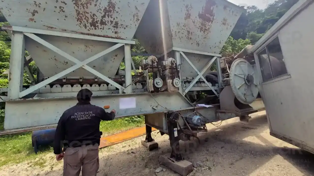 Agentes federales revisan un autotanque asegurado durante un cateo en Chiapas