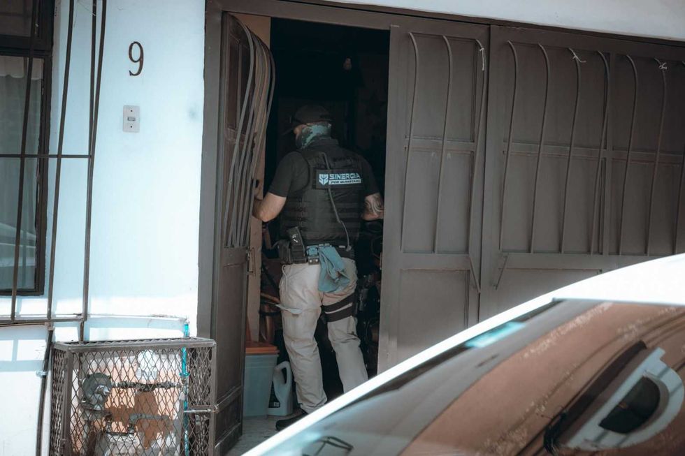 Agentes ministeriales de la Fiscal\u00eda de Quer\u00e9taro durante diligencias de cateo por fraude y documentos falsos en Quer\u00e9taro y Pedro Escobedo