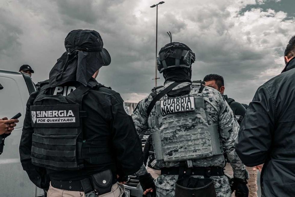 Agentes ministeriales de la Fiscal\u00eda de Quer\u00e9taro durante una diligencia de cateo de la estrategia Sinergia en Cadereyta de Montes.