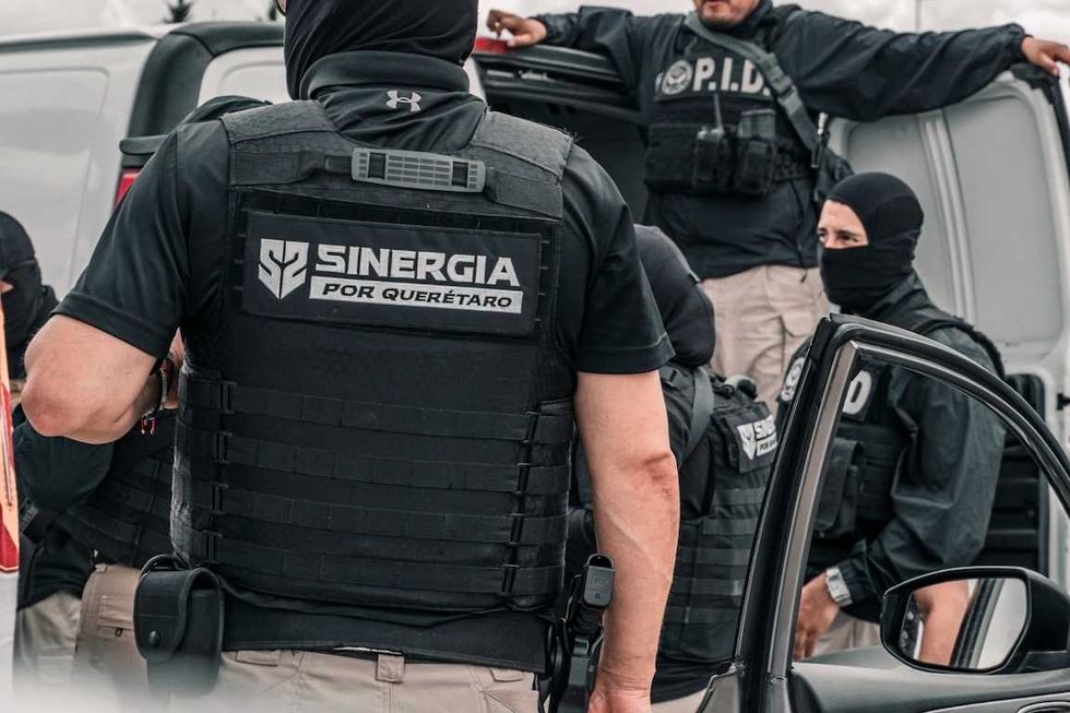 Agentes ministeriales de la Fiscal\u00eda de Quer\u00e9taro durante una diligencia de cateo de la estrategia Sinergia en Cadereyta de Montes.