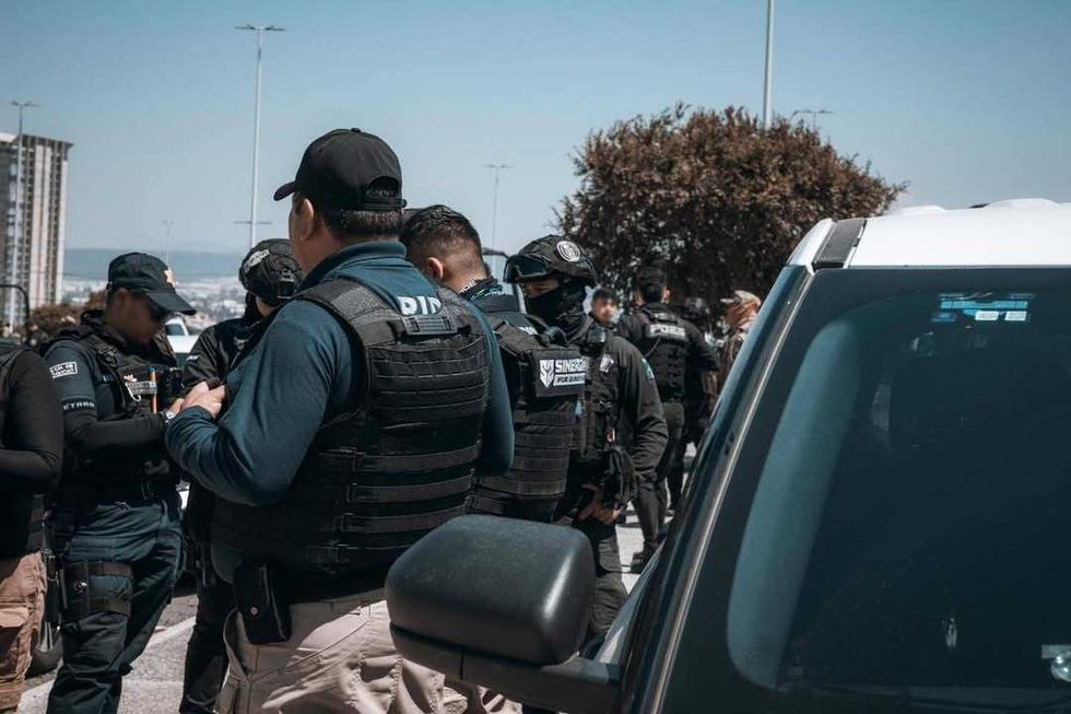 Agentes ministeriales durante cateos simult\u00e1neos de la Fiscal\u00eda de Quer\u00e9taro en San Juan del R\u00edo, Amealco y capital