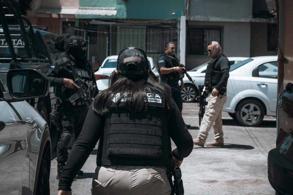 Agentes ministeriales durante cateos simult\u00e1neos de la Fiscal\u00eda de Quer\u00e9taro en San Juan del R\u00edo, Amealco y capital