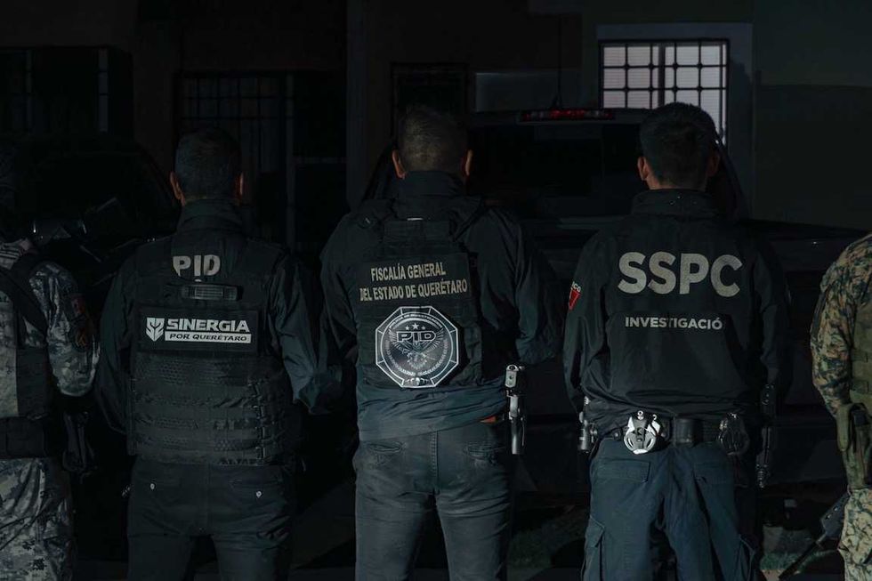 Agentes ministeriales ejecutan diligencias de cateo coordinadas durante operativo de Sinergia en colonias de Quer\u00e9taro.