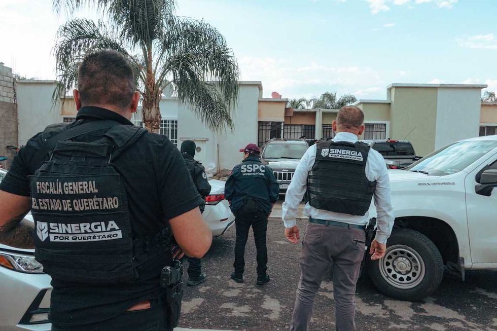 Agentes ministeriales ejecutan diligencias de cateo coordinadas durante operativo de Sinergia en colonias de Quer\u00e9taro.
