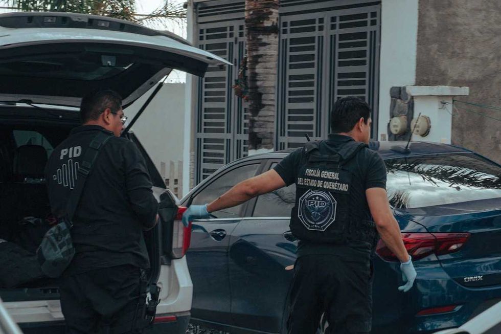 Agentes ministeriales ejecutan diligencias de cateo coordinadas durante operativo de Sinergia en colonias de Quer\u00e9taro.