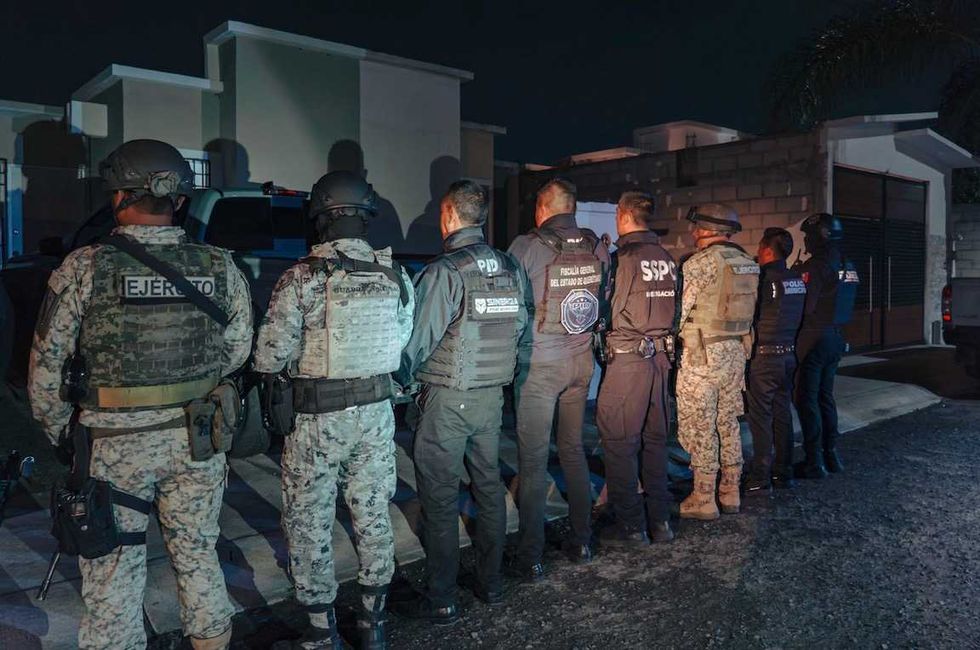 Agentes ministeriales ejecutan diligencias de cateo coordinadas durante operativo de Sinergia en colonias de Quer\u00e9taro.