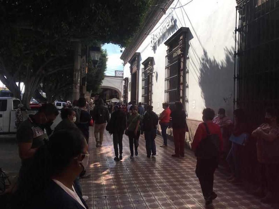 Aglutinamiento de personas en zona bancaria del Centro de San Juan del Río