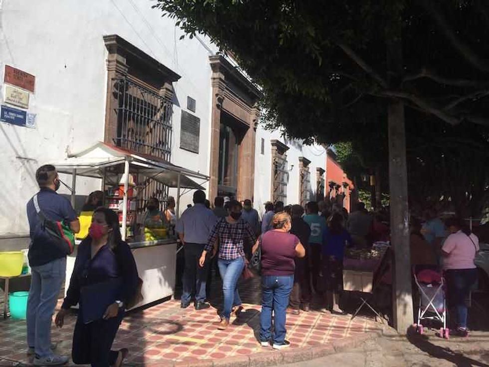 Aglutinamiento de personas en zona bancaria del Centro de San Juan del Río