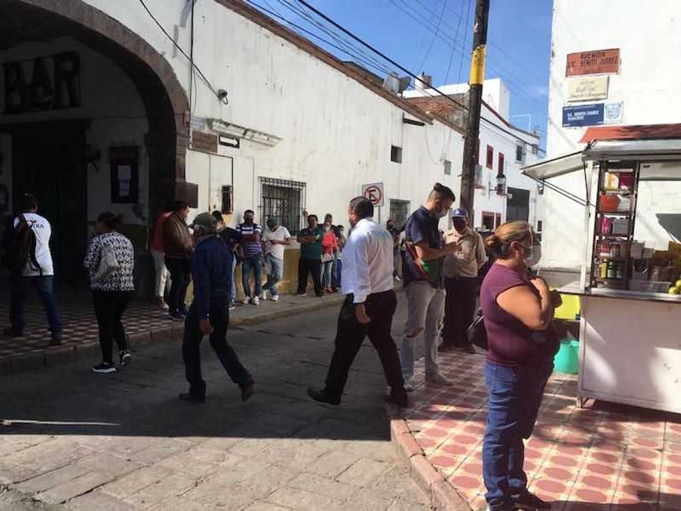Aglutinamiento de personas en zona bancaria del Centro de San Juan del Río