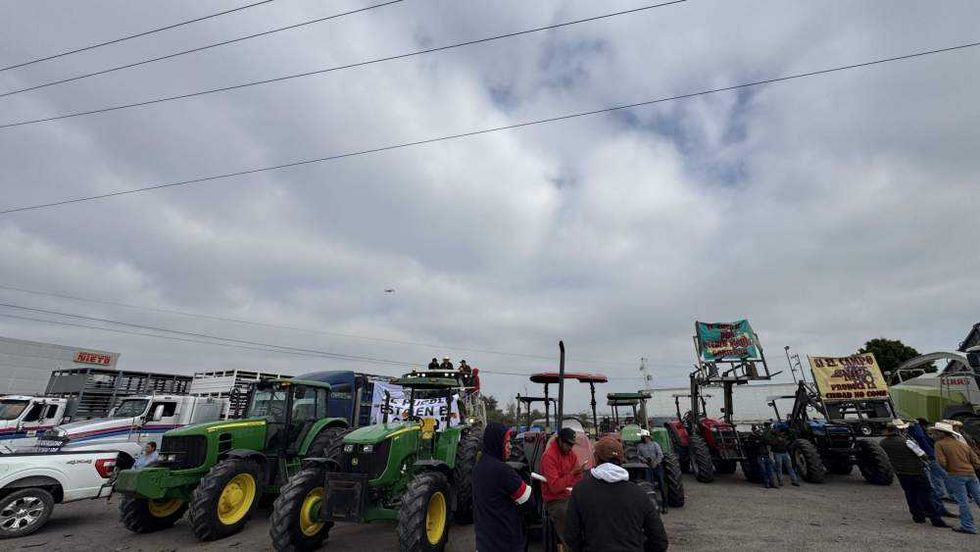 Agricultores se manifiestan en la autopista México-Querétaro.