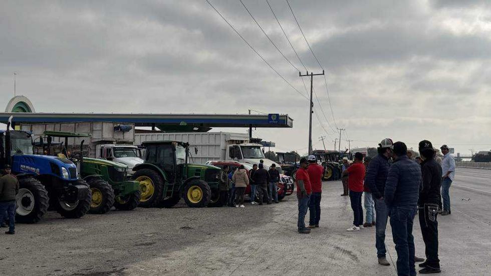 Agricultores se manifiestan en la autopista México-Querétaro.