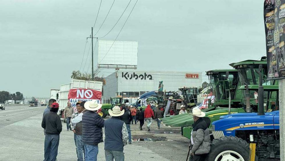 Agricultores se manifiestan en la autopista México-Querétaro.
