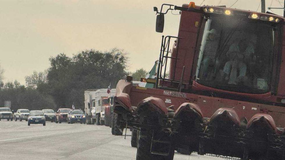 Agricultores se manifiestan en la autopista México-Querétaro.