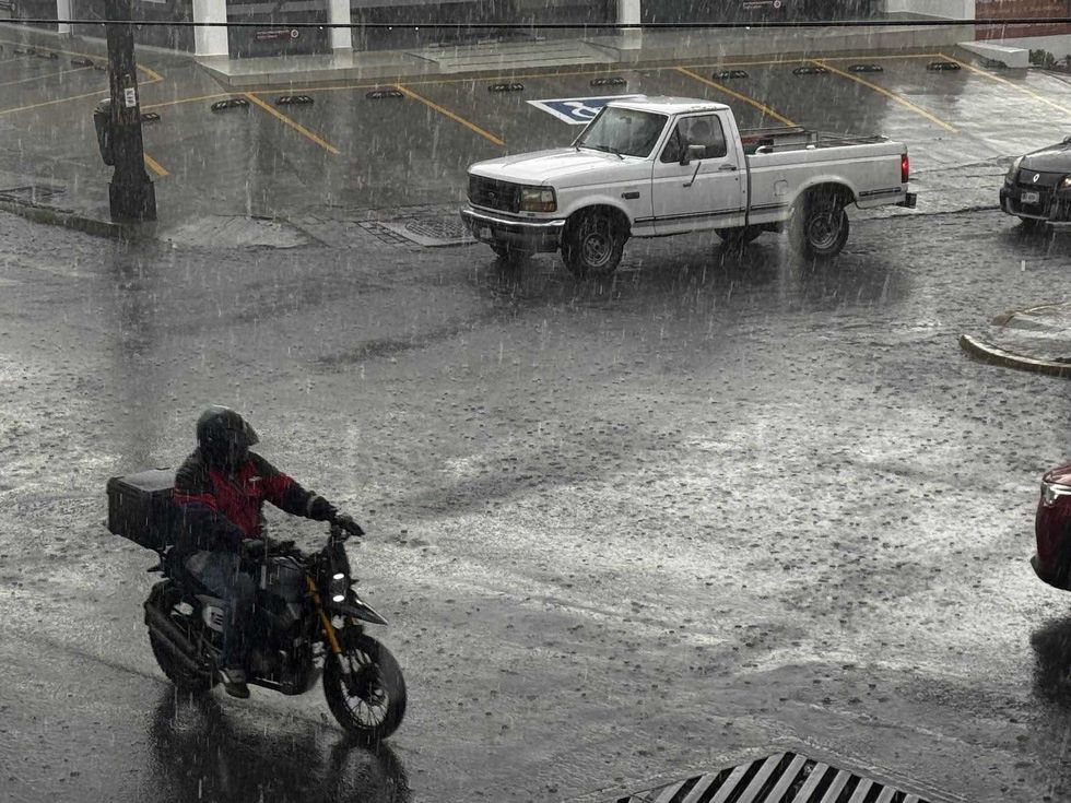 Aguacero acompa\u00f1ado de tormenta el\u00e9ctrica en San Juan del R\u00edo.