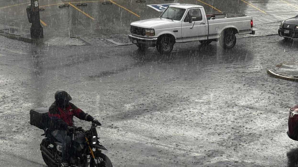 Aguacero acompañado de tormenta eléctrica en San Juan del Río.