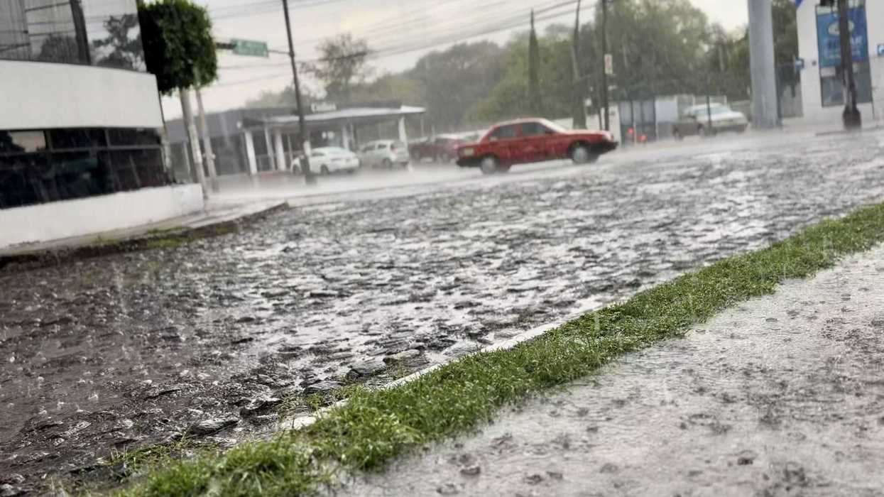 Aguacero provoca inundaciones en calles de San Juan del Río.