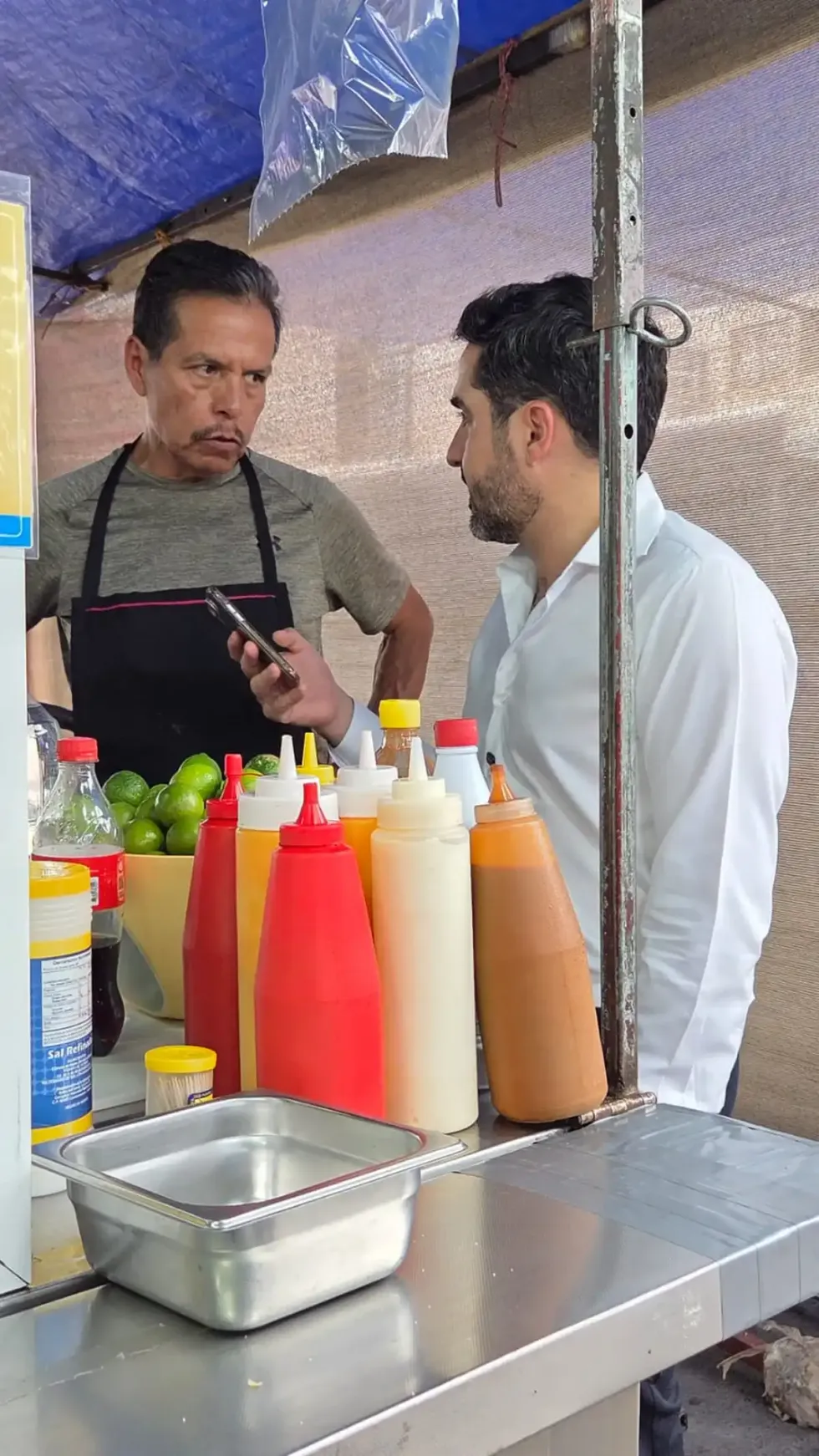 Agust\u00edn Dorantes L\u00e1mbarri escucha a comerciante en puesto del Tianguis de El Tintero durante su tercer recorrido