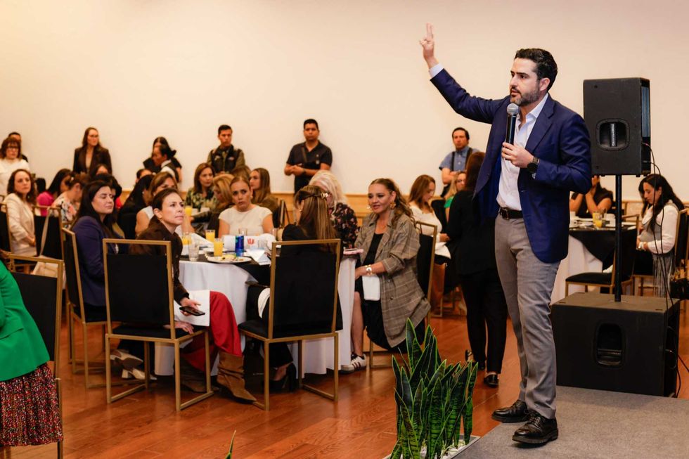 Agust\u00edn Dorantes L\u00e1mbarri habla ante asistentes en el encuentro con mujeres en Quer\u00e9taro