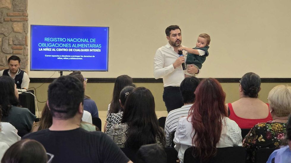 Agust\u00edn Dorantes L\u00e1mbarri habla con beb\u00e9 en brazos ante pantalla del Registro Nacional de Obligaciones Alimentarias en Quer\u00e9taro