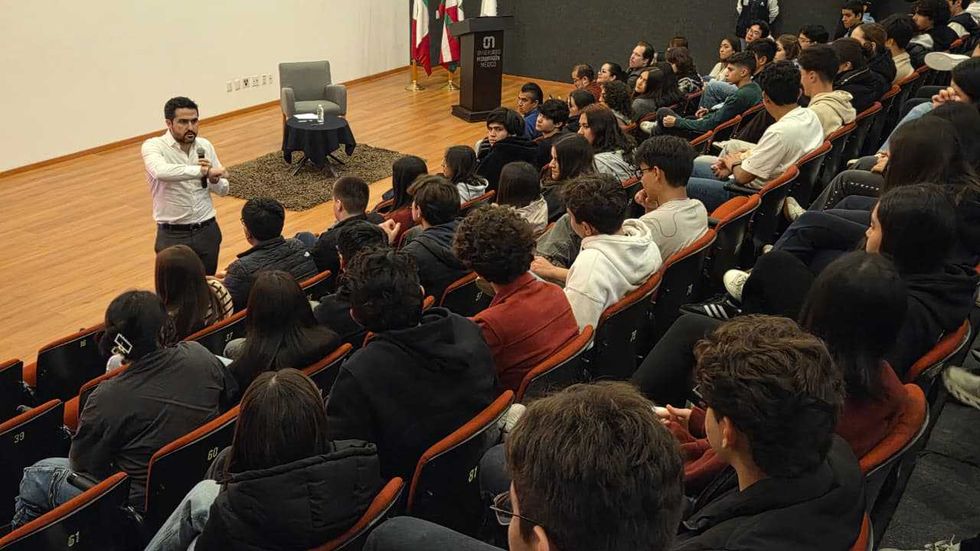 Agust\u00edn Dorantes L\u00e1mbarri, senador Quer\u00e9taro, durante di\u00e1logo con estudiantes Universidad Mondrag\u00f3n sobre Reforma Electoral