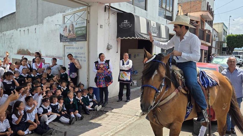 Agust\u00edn Dorantes participa a caballo en la tradicional cabalgata de la Feria de San Juan del R\u00edo.
