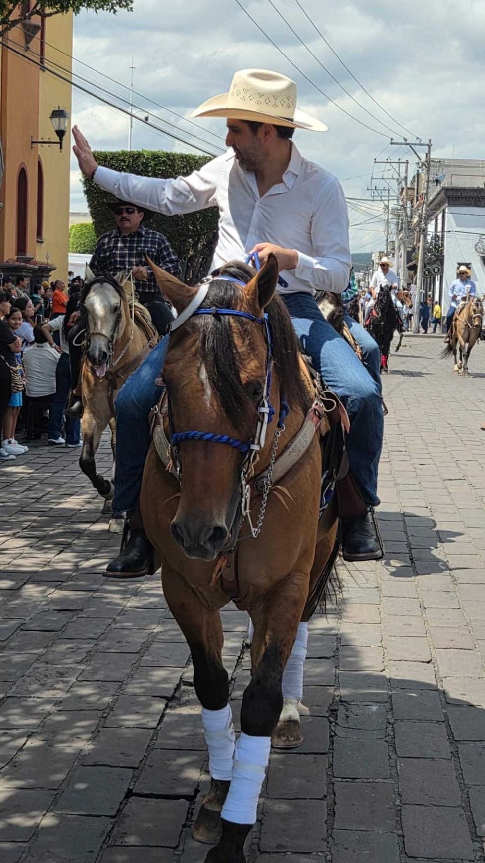 Agust\u00edn Dorantes participa a caballo en la tradicional cabalgata de la Feria de San Juan del R\u00edo.