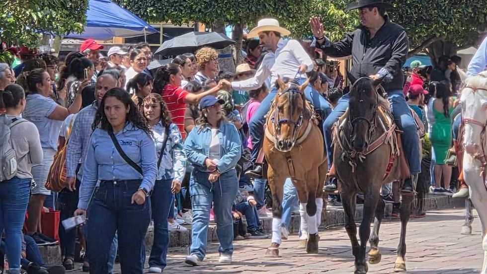 Agust\u00edn Dorantes participa a caballo en la tradicional cabalgata de la Feria de San Juan del R\u00edo.
