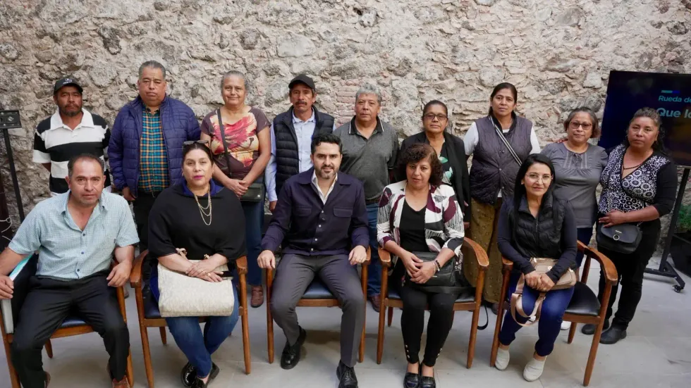 Agust\u00edn Dorantes posa junto con representantes de asentamientos que buscan regularizar sus propiedades en Quer\u00e9taro.