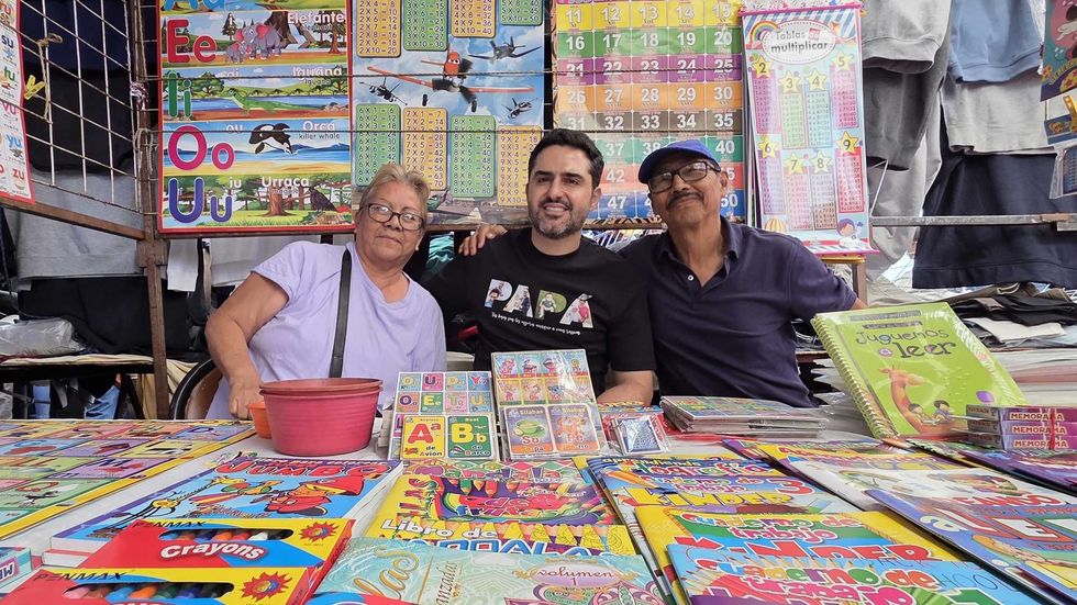 Agust\u00edn Dorantes saluda a un comerciante durante su recorrido por el tianguis del mercado Reforma en San Juan del R\u00edo.