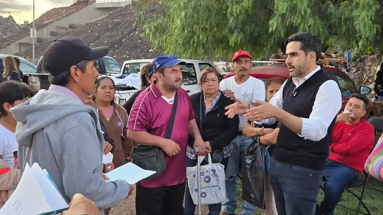 Agustín Dorantes conversa con habitantes de Lomas de Menchaca durante una reunión vecinal.
