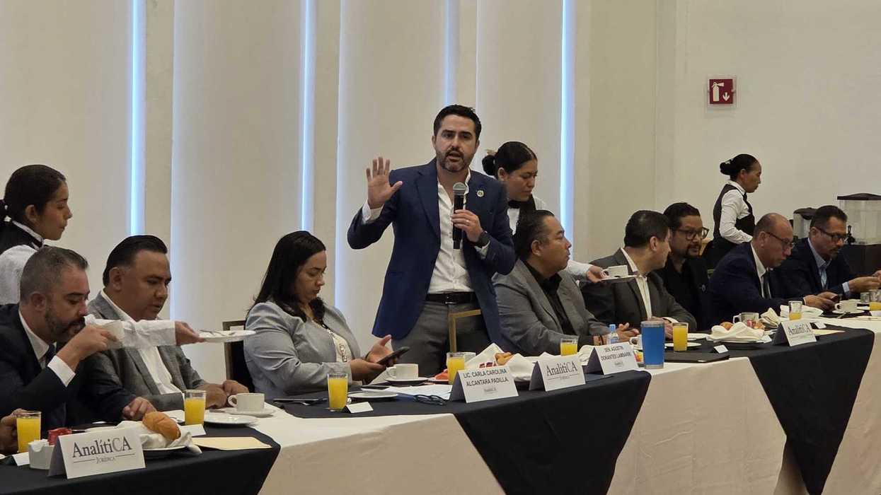 Agustín Dorantes dialoga con abogados durante un foro sobre seguridad, justicia y presupuesto en Querétaro.