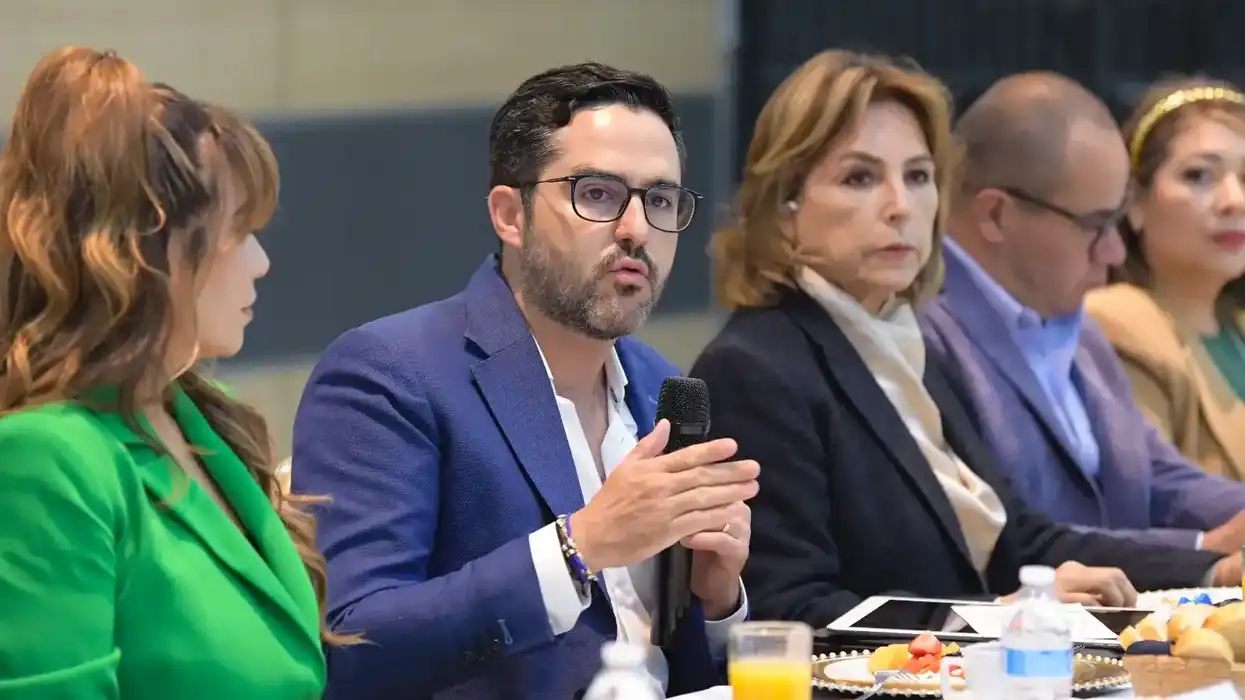 Agustín Dorantes habla con micrófono durante la asamblea de la FECAPEQ en Querétaro
