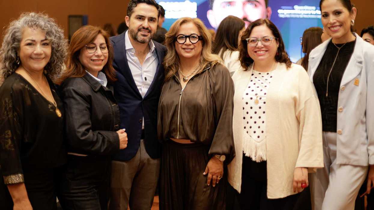 Agustín Dorantes Lámbarri posa con mujeres tras el encuentro en Querétaro