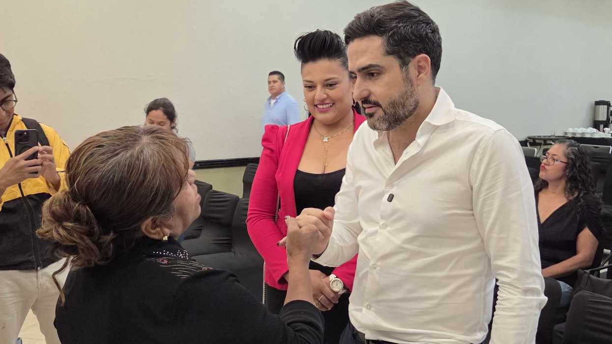 Agustín Dorantes Lámbarri saluda a una asistente durante reunión sobre RNOA en Querétaro