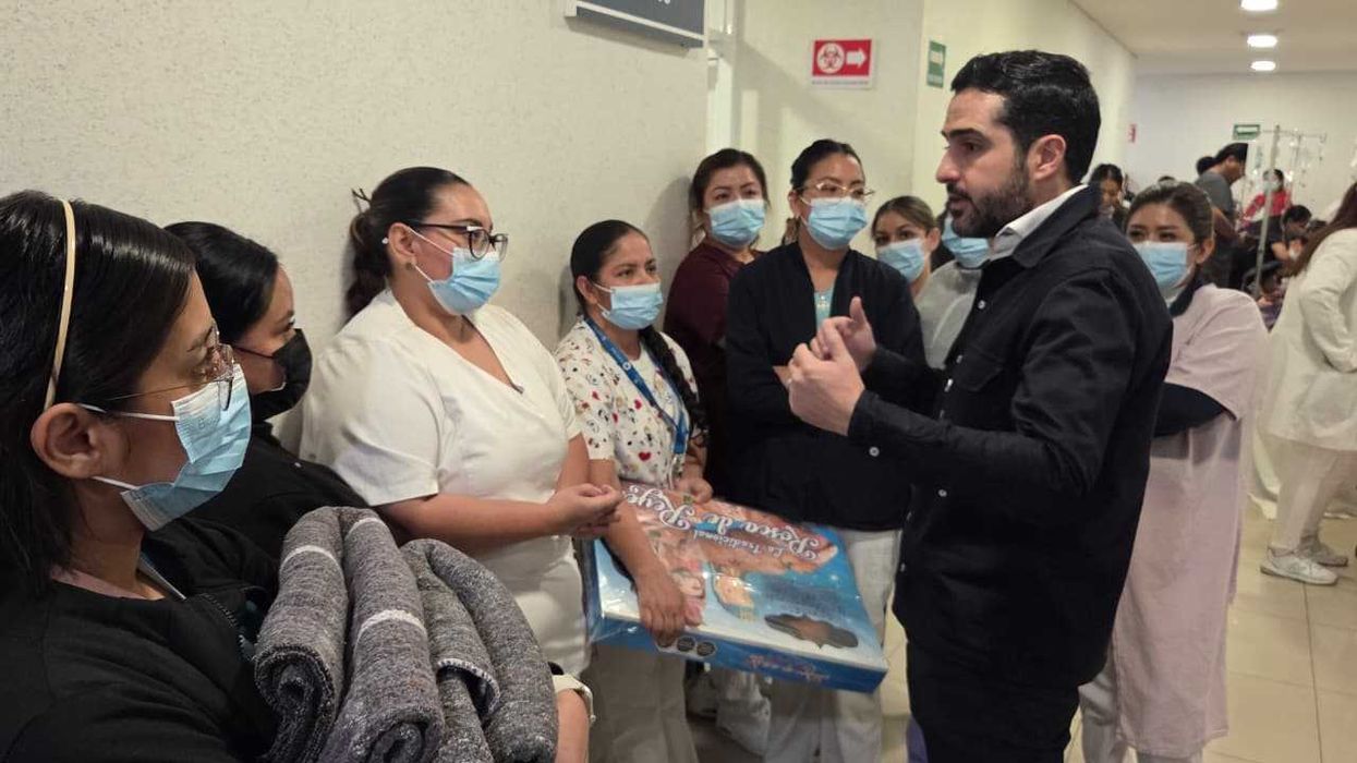 Agustín Dorantes Lámbarri, senador por Querétaro, durante recorrido por hospitales públicos para felicitar al personal de enfermería.