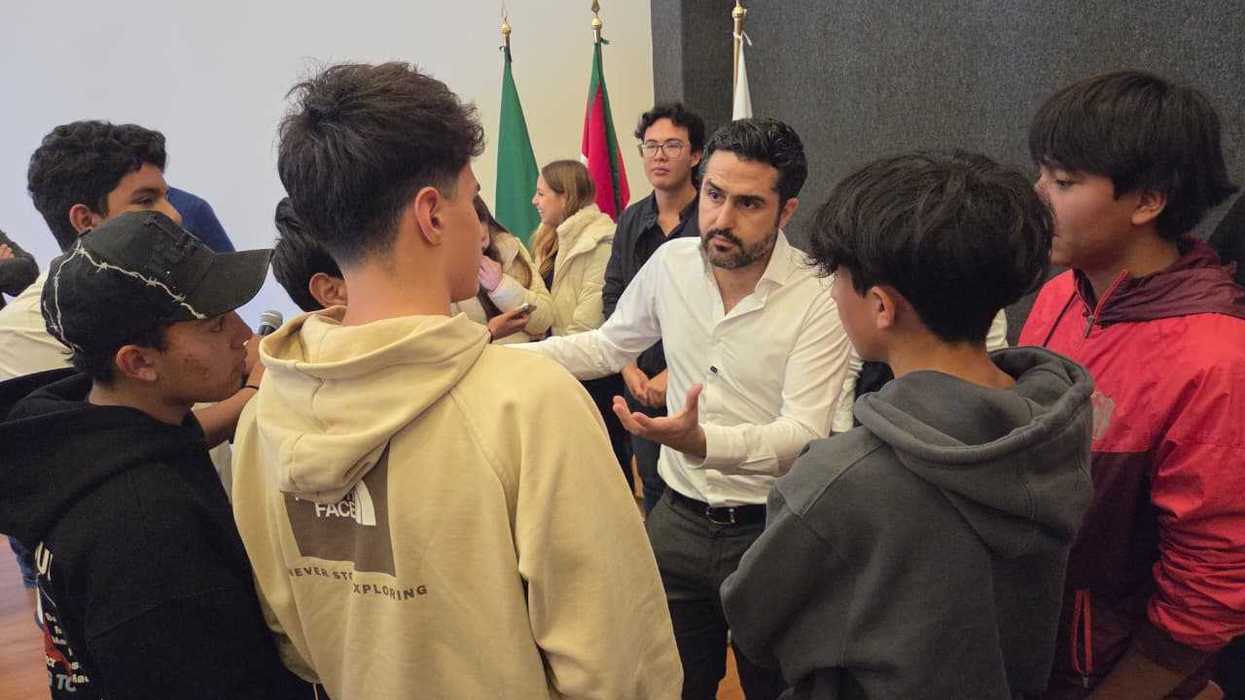 Agustín Dorantes Lámbarri, senador Querétaro, durante diálogo con estudiantes Universidad Mondragón sobre Reforma Electoral