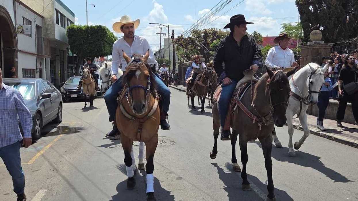 Agustín Dorantes participa a caballo en la tradicional cabalgata de la Feria de San Juan del Río.