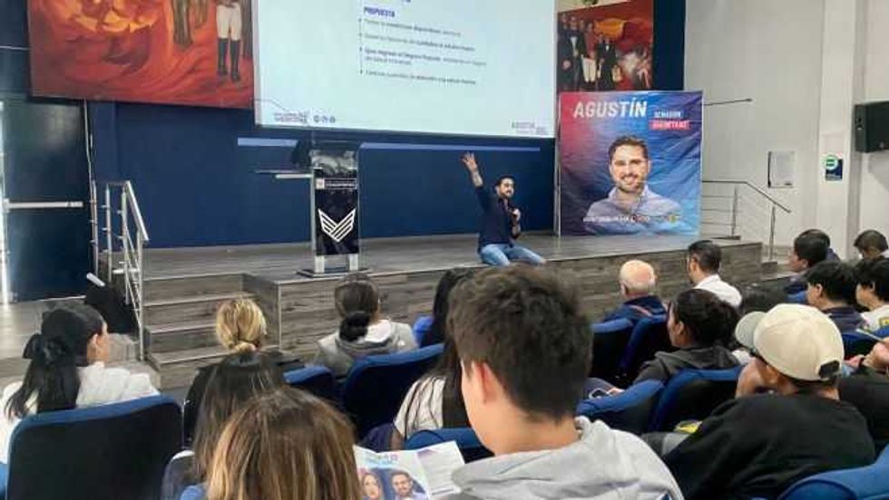 Agustín Dorantes promete a jóvenes apoyo integral en Querétaro.