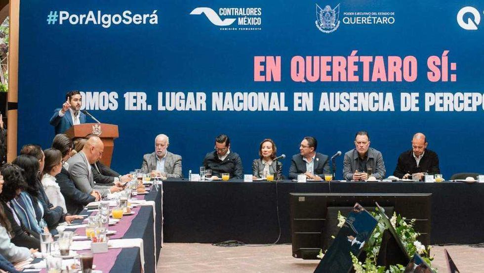 Agustín Dorantes reconoce comités de Contraloría Social en ceremonia con autoridades queretanas.